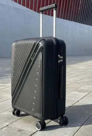 Чемодан Lufi черный S ручная кладь без расширения