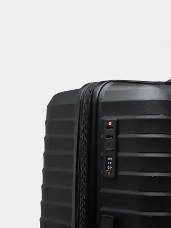 Чемодан MyBag черный М средний с расширением Чемодан MyBag черный М средний с расширением