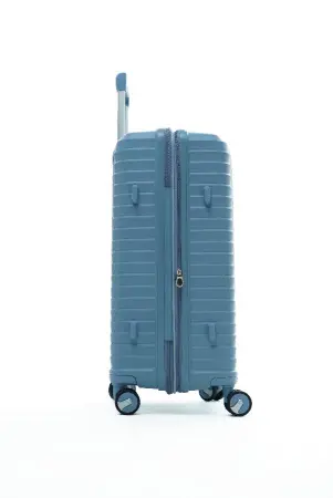 Чемодан MyBag голубой М средний с расширением Чемодан MyBag голубой М средний с расширением
