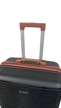 Чемодан MyBag Urban черный  М средний без расширения Чемодан MyBag Urban черный  М средний без расширения