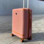 Чемодан MyBag Combo розовый вид спереди под углом (три четверти) с поднятой выдвижной ручкой