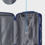 Открытый чемодан с фиксирующими ремнями внутри чемодана