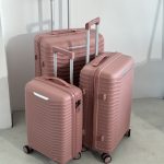 3 розовых чемодана Mybag разных размеров стоящих рядом друг с другом