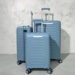 3 голубых чемодана Mybag разных размеров стоящих рядом друг с другом