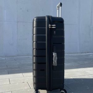 Чемодан Bizon H03 черный, вид справа с поднятой выдвижной ручкой, показаны молния, боковая ручка и кодовый замок