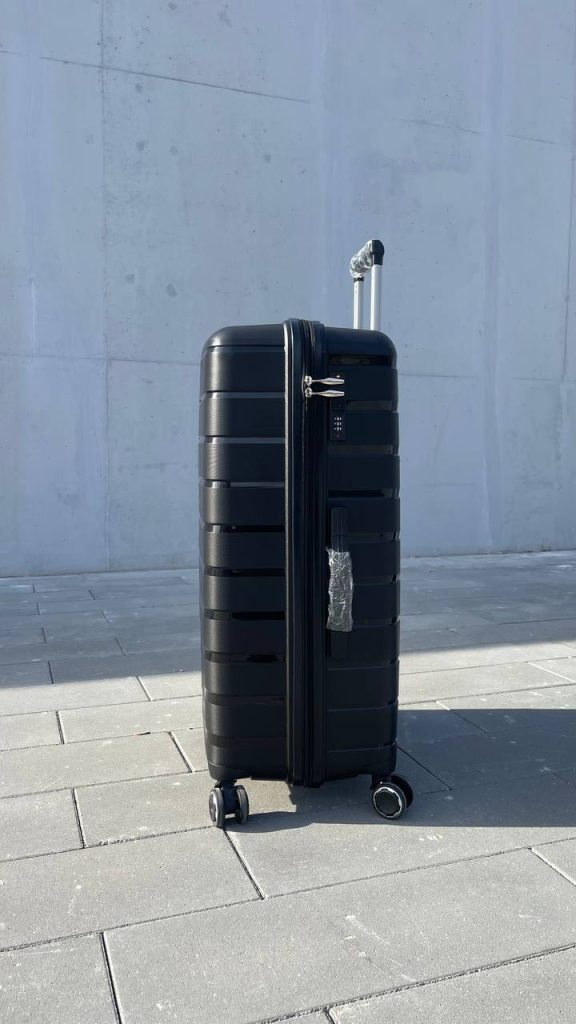 Чемодан Bizon H03 черный, вид справа с поднятой выдвижной ручкой, показаны молния, боковая ручка и кодовый замок