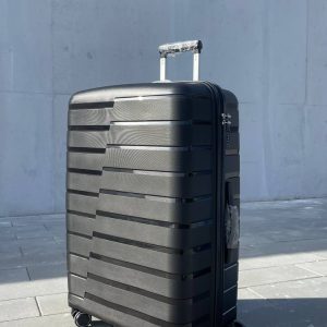 Чемодан Bizon Н03 черный, вид спереди под углом (три четверти) с поднятой выдвижной ручкой