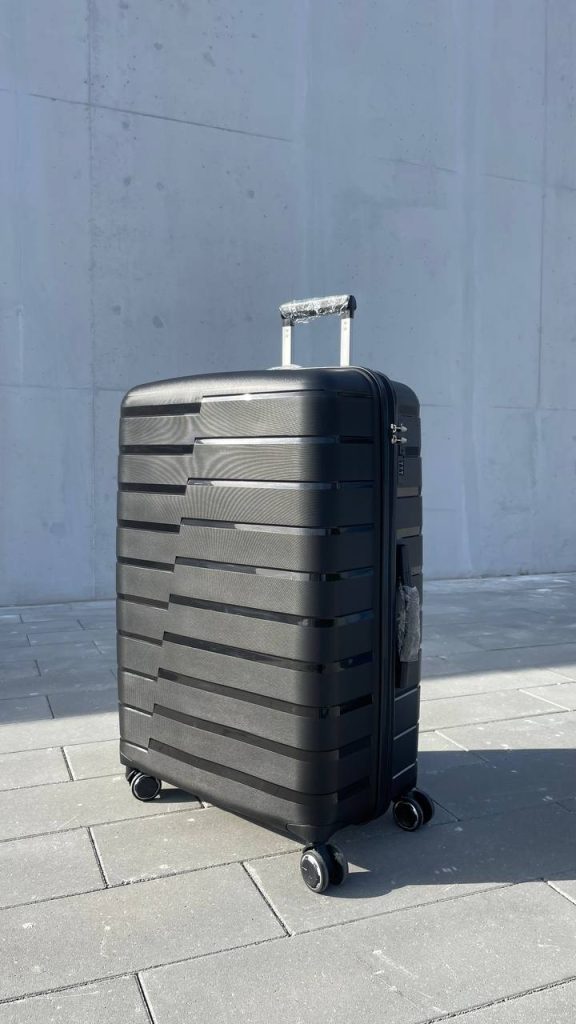 Чемодан Bizon Н03 черный, вид спереди под углом (три четверти) с поднятой выдвижной ручкой