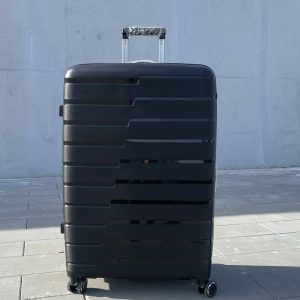 Чемодан Bizon H03 черный, вид спереди с поднятой выдвижной ручкой