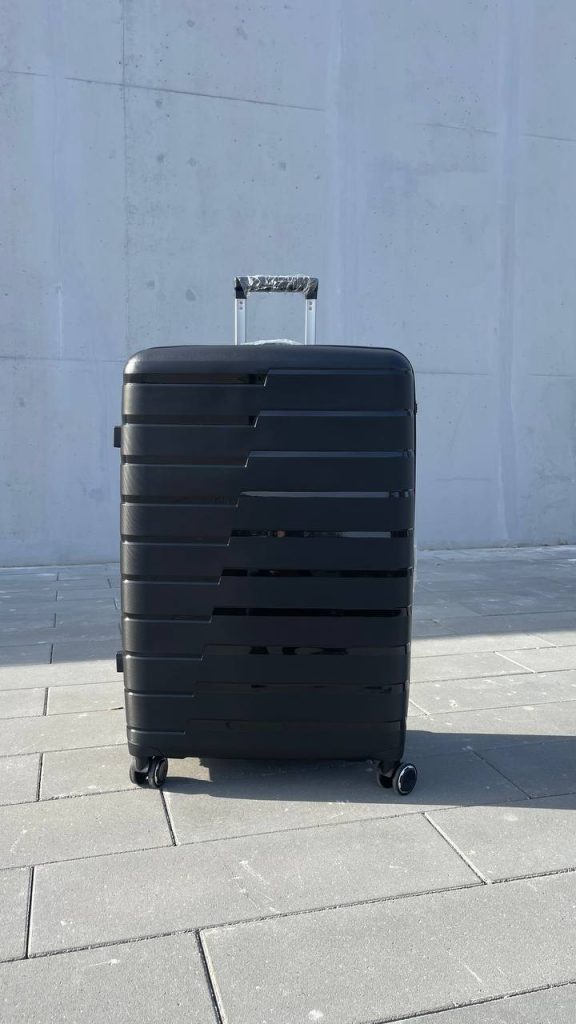 Чемодан Bizon H03 черный, вид спереди с поднятой выдвижной ручкой