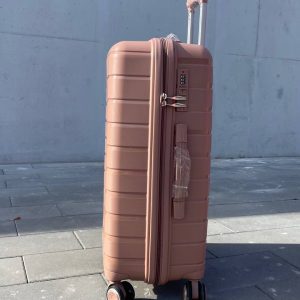 Чемодан Bizon H03 пудровый, вид справа с поднятой выдвижной ручкой, показаны молния, боковая ручка и кодовый замок