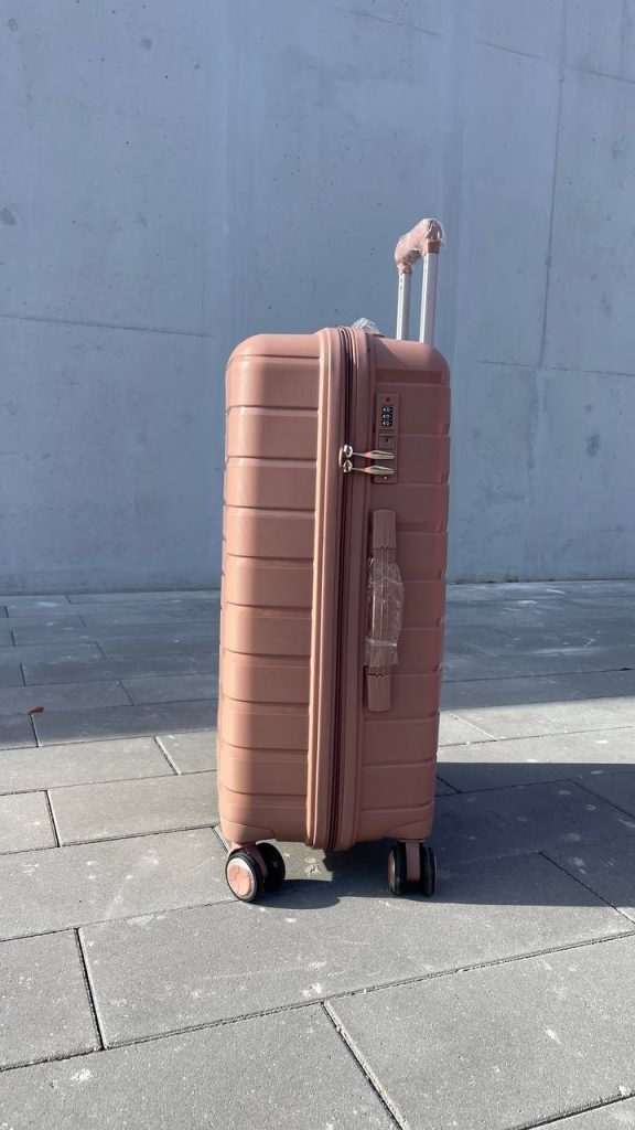 Чемодан Bizon H03 пудровый, вид справа с поднятой выдвижной ручкой, показаны молния, боковая ручка и кодовый замок