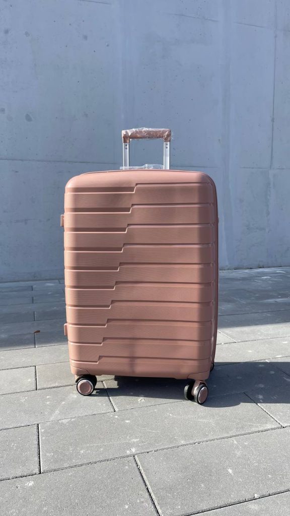 Чемодан Bizon H03 пудровый, вид спереди с поднятой выдвижной ручкой