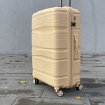 Чемодан Bizon Н04 сливочный, вид спереди под углом (три четверти) с поднятой выдвижной ручкой