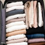 Вещи внутри открытого чемодана