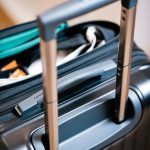 Поднятая выдвижная ручка чемодана крупным планом