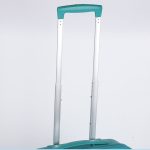 Вид поднятой телескопической выдвижной ручки чемодана