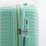 Чемодан Mironpan Line мятный, демонстрация кодового замка TSA крупным планом