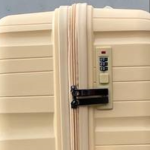 Чемодан Bizon H04 сливочный, кодовый замок крупным планом