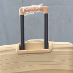 Чемодан Bizon H04 сливочный, выдвижная ручка крупным планом