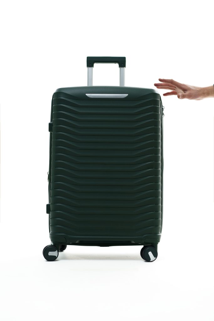 Чемодан Mybag темно-зелёный, вид спереди с поднятой выдвижной ручкой