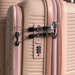 Кодовый замок чемодана крупным планом