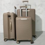 3 бежевых чемодана Mybag разных размеров стоящих рядом друг с другом