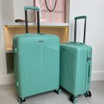 Чемодан Mironpan Line мятный, вид под углом (три четверти) спереди рядом с чемоданом мятного цвета меньше по размеру