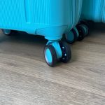 Чемодан Mironpan Classic бирюзовый, крупный план колесиков