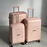 3 Чемодана Mybag Krug персиковых, вид под углом три четверти сверху с поднятыми выдвижными ручками, закрытым дополнительным отделением 