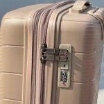 Чемодан Freedom NW бежевый, демонстрация кодового замка TSA крупным планом