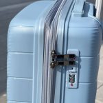 Чемодан Freedom NW голубой, Демонстрация кодового замка TSA крупным планом