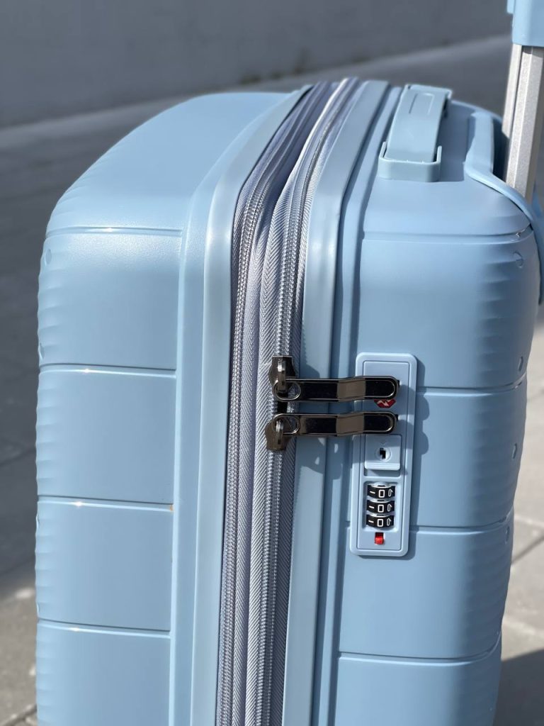 Чемодан Freedom NW голубой, Демонстрация кодового замка TSA крупным планом