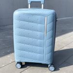 Чемодан Freedom NW голубой, вид с переди с выдвинутой ручкой