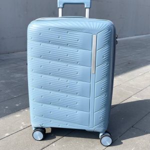 Чемодан Freedom NW голубой, вид с переди с выдвинутой ручкой