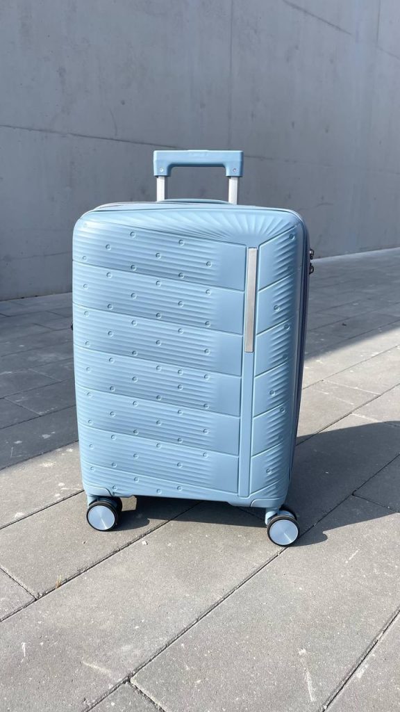 Чемодан Freedom NW голубой, вид с переди с выдвинутой ручкой