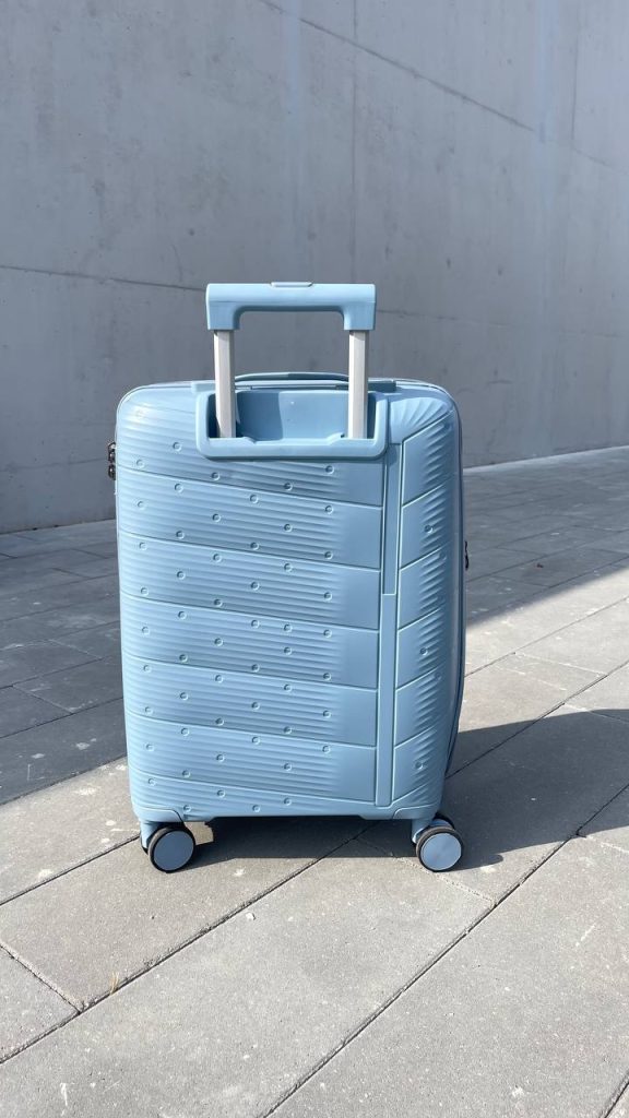 Чемодан Freedom NW голубой, вид сзади с поднятой ручкой