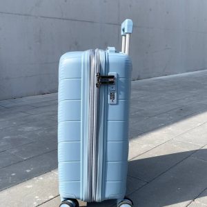 Чемодан Freedom NW голубой, вид справа с поднятой выдвижной ручкой, показаны молния, боковая ручка и кодовый замок