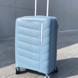 Чемодан Freedom NW голубой, вид спереди под углом (три четверти) с поднятой выдвижной ручкой