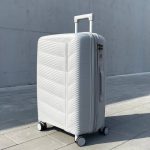 Чемодан Freedom NW серый, вид спереди под углом (три четверти) с поднятой выдвижной ручкой