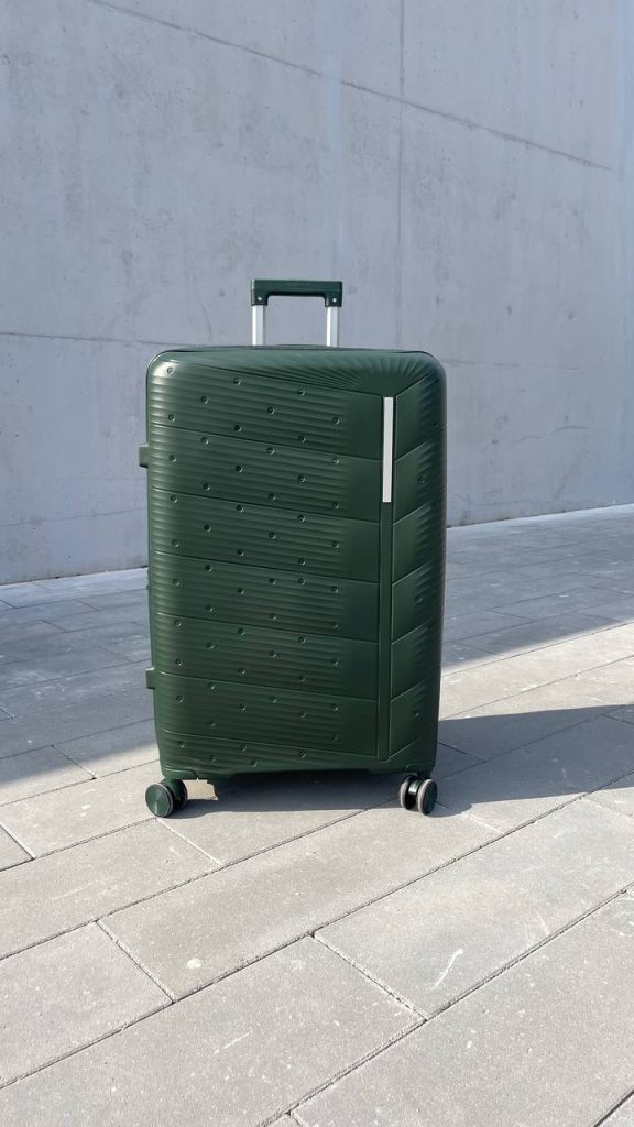 Чемодан Freedom NW зеленый, вид с переди с выдвинутой ручкой