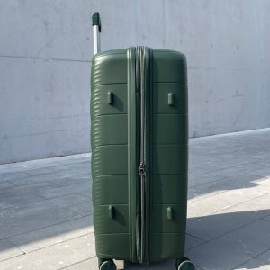 Чемодан Freedom NW зелёный, вид слева с поднятой выдвижной ручкой и боковыми ножками