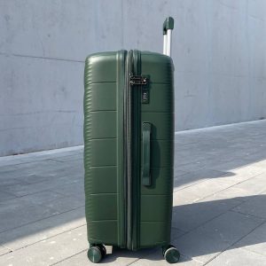 Чемодан Freedom NW зелёный, вид справа с поднятой выдвижной ручкой, показаны молния, боковая ручка и кодовый замок