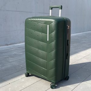 Чемодан Freedom NW зелёный, вид спереди под углом (три четверти) с поднятой выдвижной ручкой