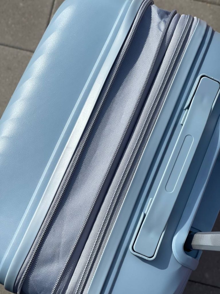 Демонстрация функции расширения чемодана