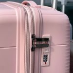 Чемодан Freedom NW персиковый, Демонстрация кодового замка TSA крупным планом