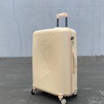 Чемодан Bizon H07 сливочный, вид спереди под углом (три четверти) с поднятой выдвижной ручкой