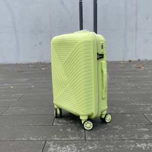 Чемодан Bizon H07 салатовый, вид спереди под углом (три четверти) с поднятой выдвижной ручкой