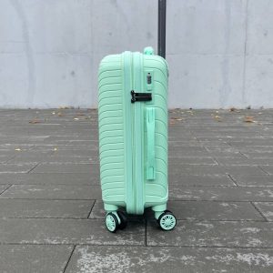 Чемодан Bizon H07 мятный, вид справа с поднятой выдвижной ручкой, показаны молния, боковая ручка и кодовый замок