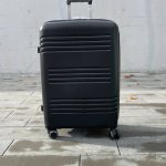 Чемодан Bizon H08 чёрный, вид с переди с выдвинутой ручкой